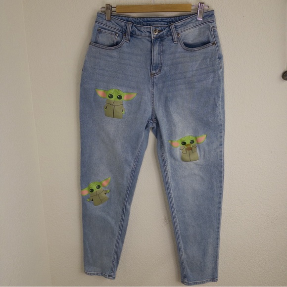 Her Universe Star Wars The Mandalorian The Child Mom Jeans Baby Yoda Size 7 EUC - Picture 10 of 14